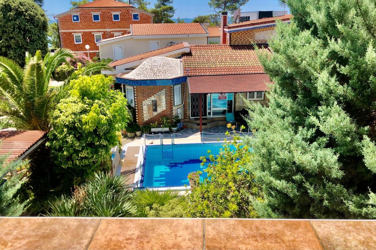 Villa Latina With 6 Apartments And A Shared Pool Vir Exteriör bild