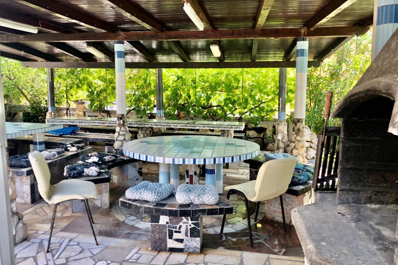 Villa Latina With 6 Apartments And A Shared Pool Vir Exteriör bild