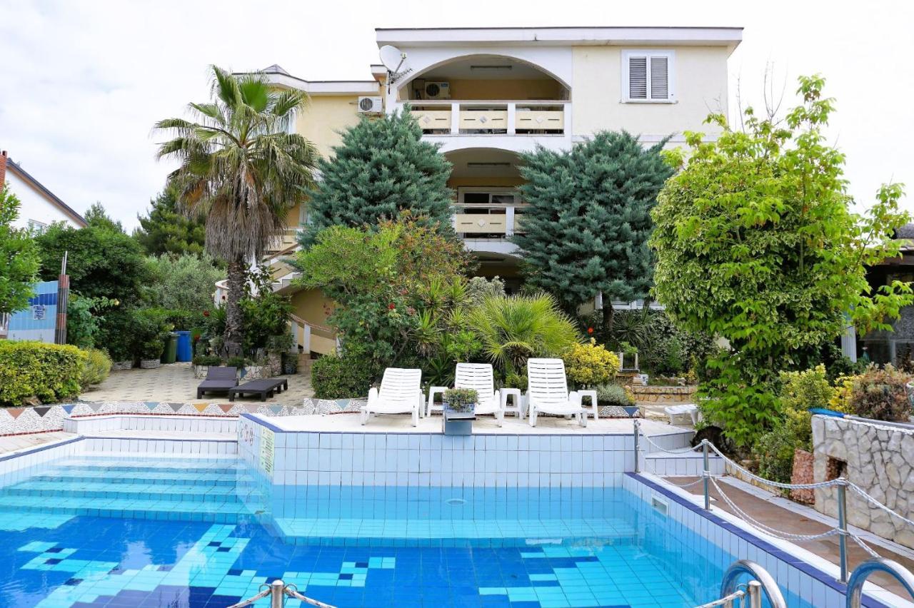Villa Latina With 6 Apartments And A Shared Pool Vir Exteriör bild
