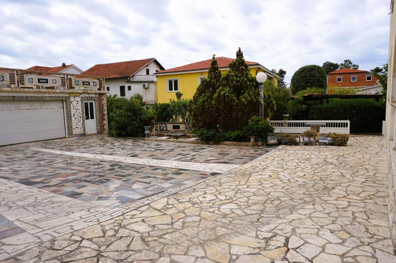 Villa Latina With 6 Apartments And A Shared Pool Vir Exteriör bild