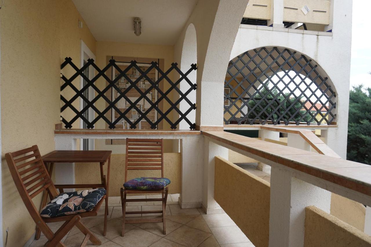 Villa Latina With 6 Apartments And A Shared Pool Vir Exteriör bild
