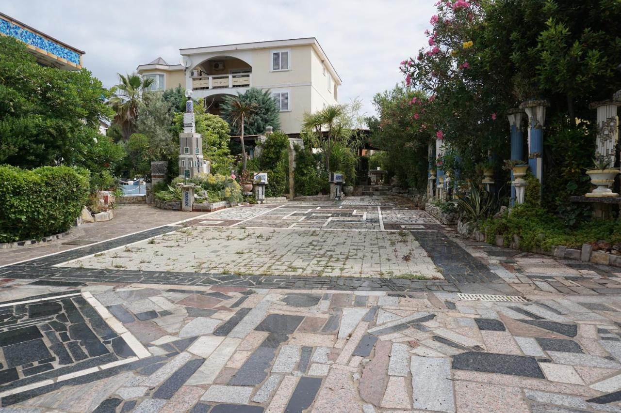 Villa Latina With 6 Apartments And A Shared Pool Vir Exteriör bild