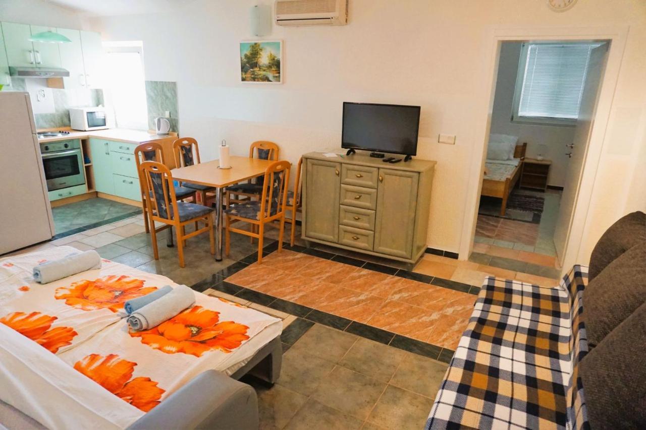 Villa Latina With 6 Apartments And A Shared Pool Vir Exteriör bild