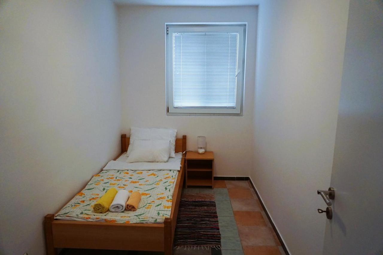 Villa Latina With 6 Apartments And A Shared Pool Vir Exteriör bild