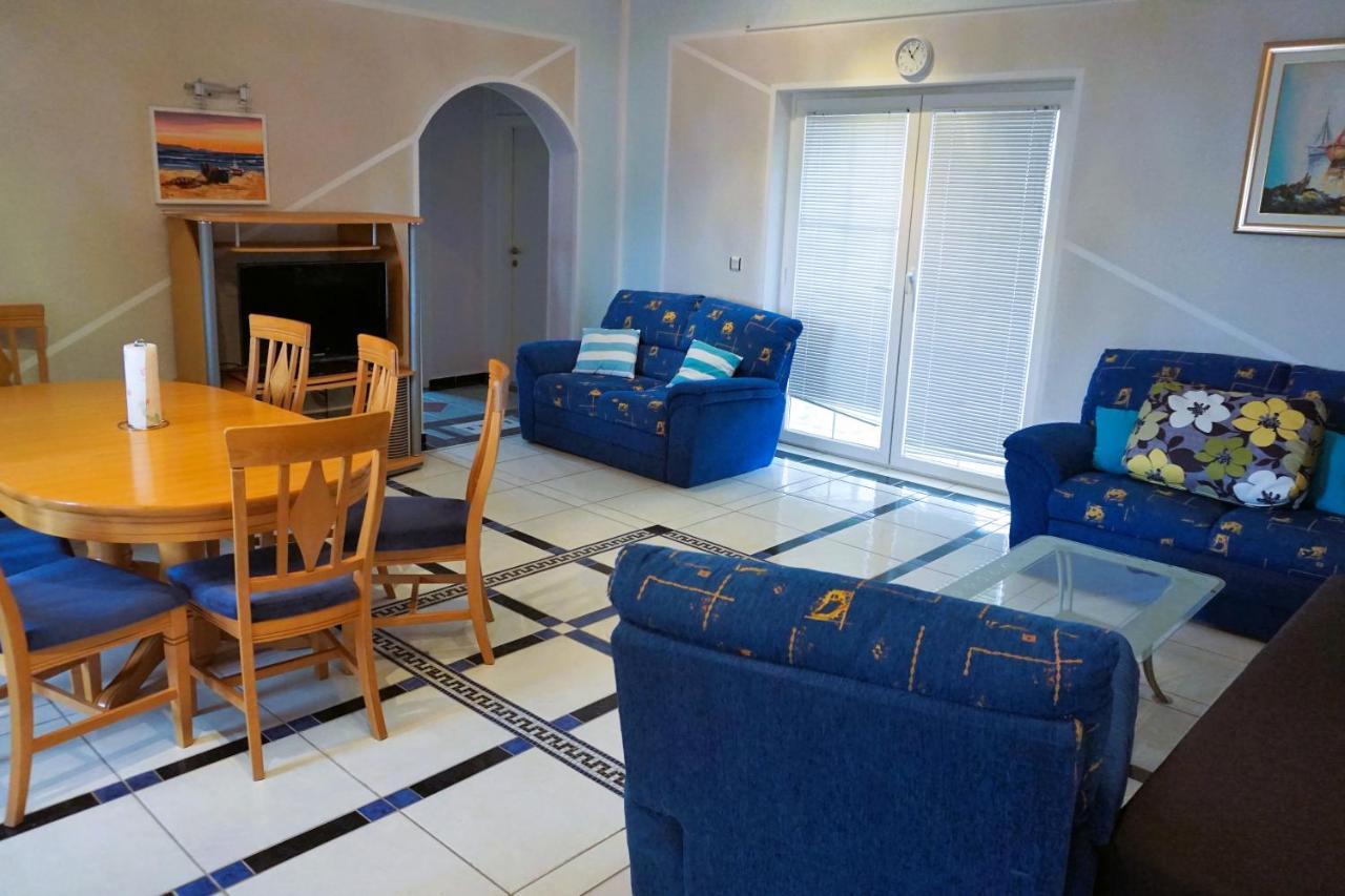 Villa Latina With 6 Apartments And A Shared Pool Vir Exteriör bild