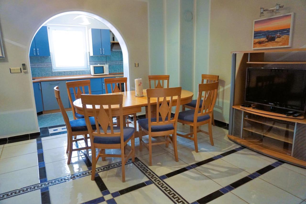 Villa Latina With 6 Apartments And A Shared Pool Vir Exteriör bild