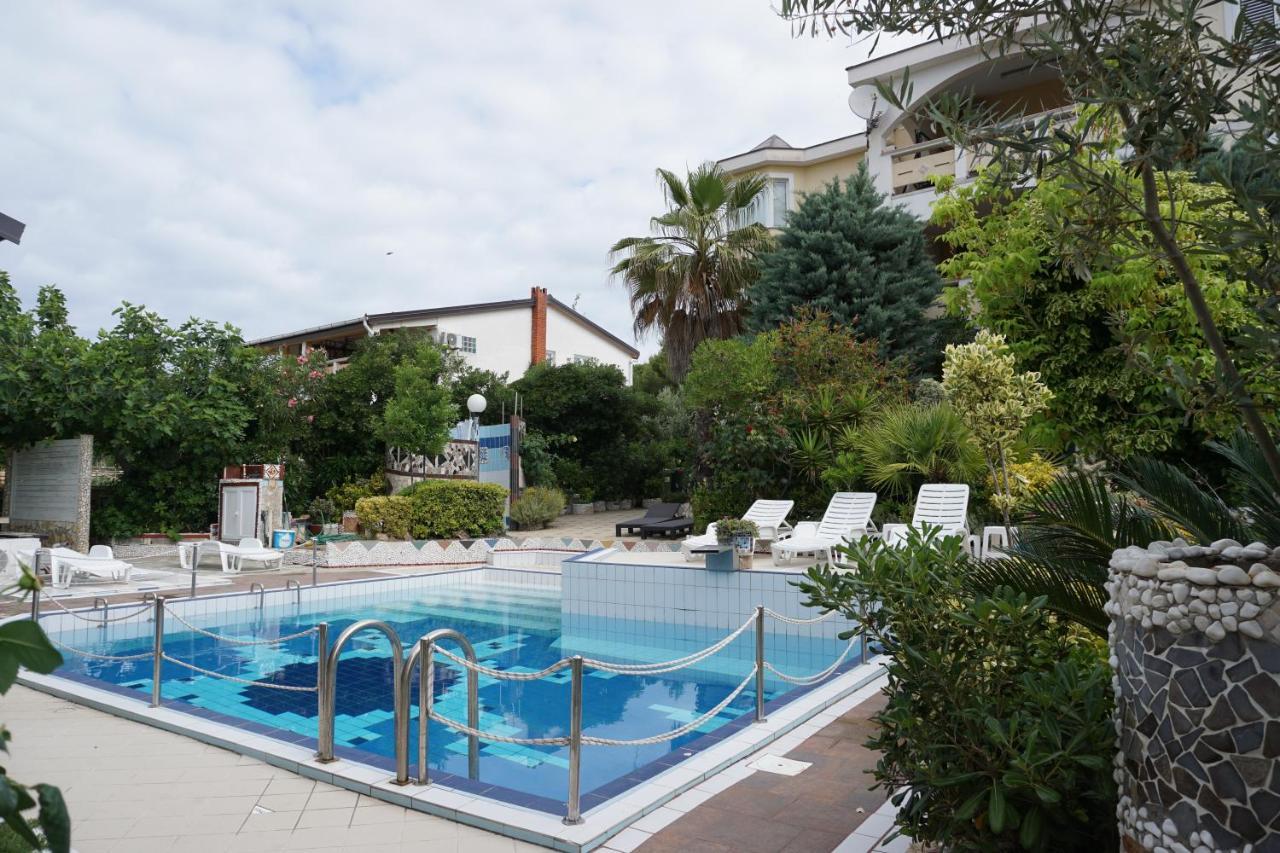 Villa Latina With 6 Apartments And A Shared Pool Vir Exteriör bild