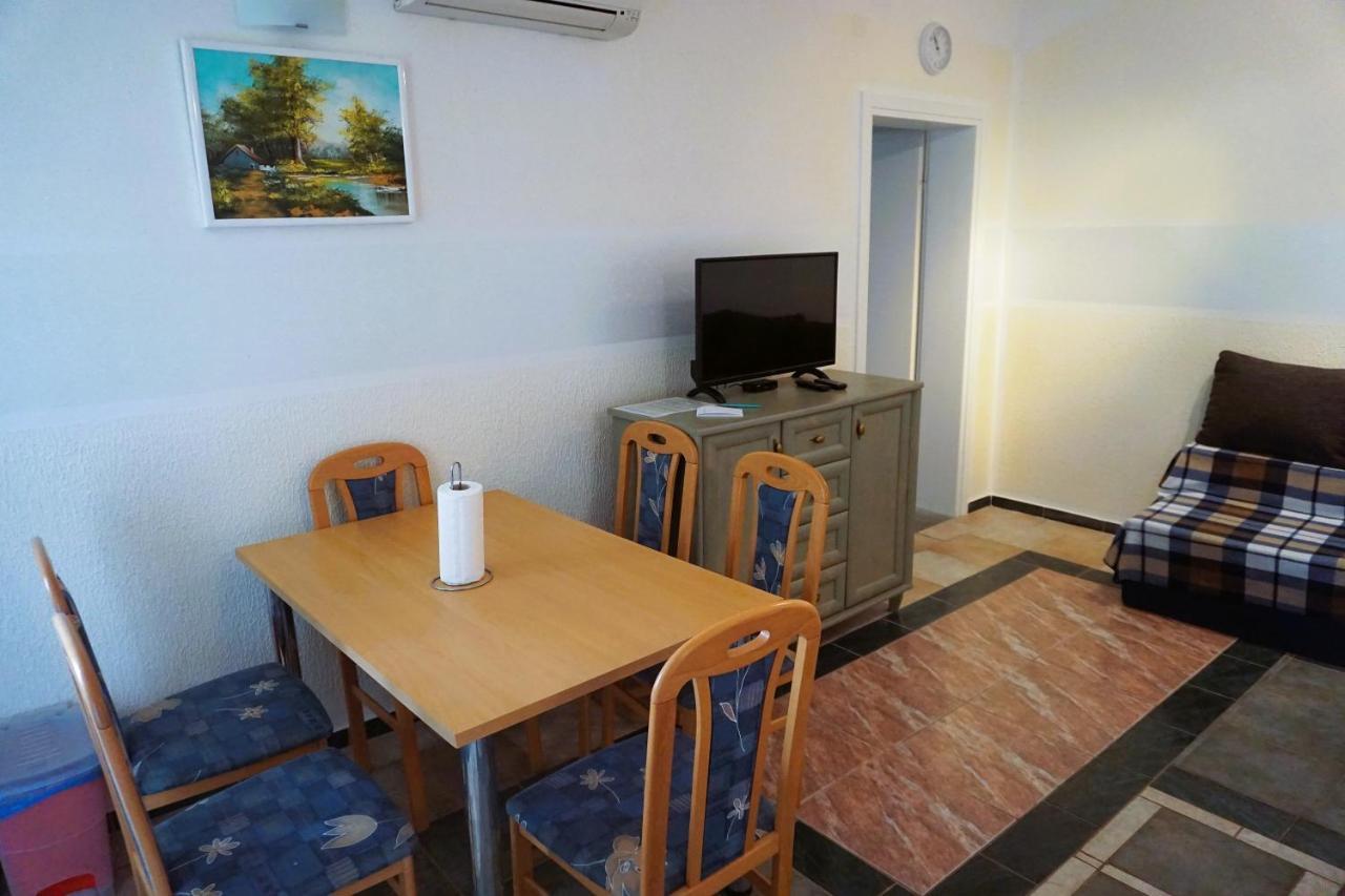 Villa Latina With 6 Apartments And A Shared Pool Vir Exteriör bild