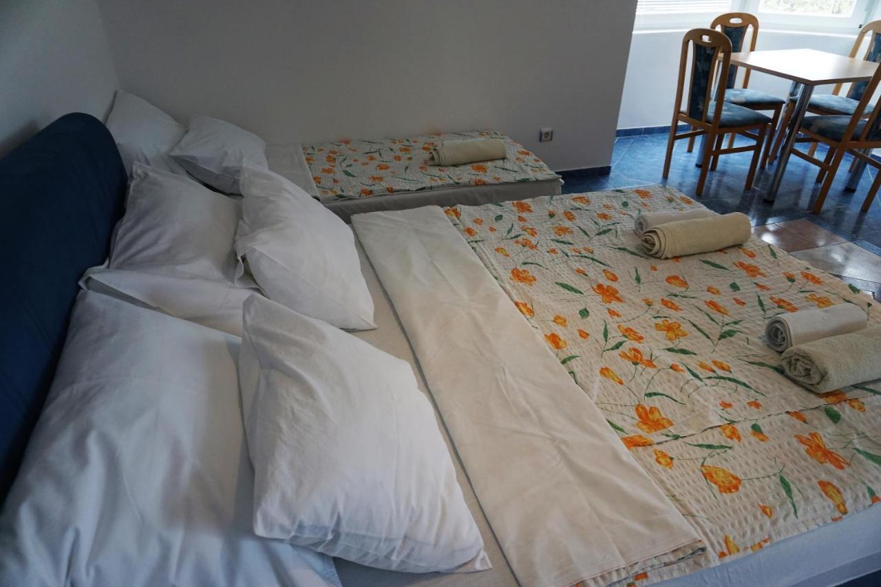 Villa Latina With 6 Apartments And A Shared Pool Vir Exteriör bild